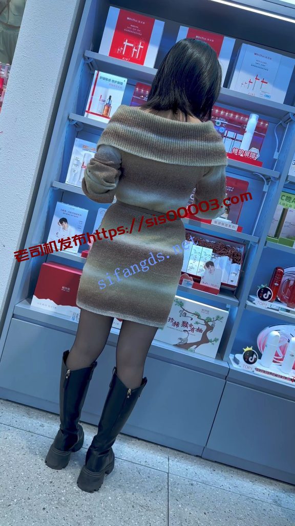 【KFC】包臀裙靓女和闺蜜逛街·黑色丝袜白色内内前后CD【1V】【223M】 1
