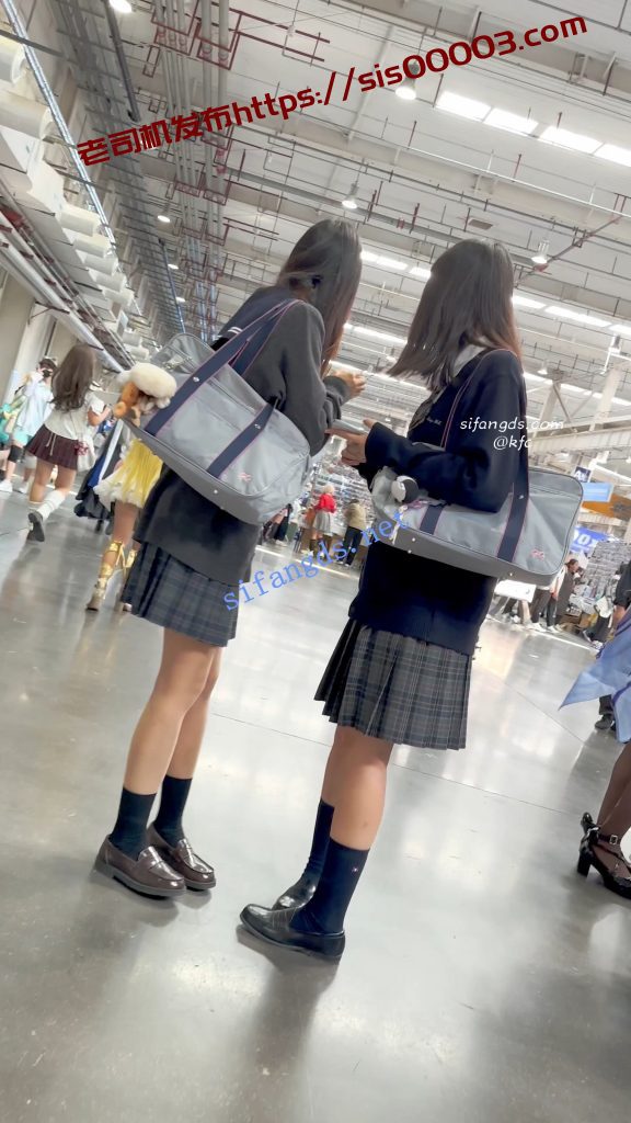 【KFC】两个JK制服学生妹·肉丝袜可爱内·白色骚窄内一箭双雕【1V】【810M】 4