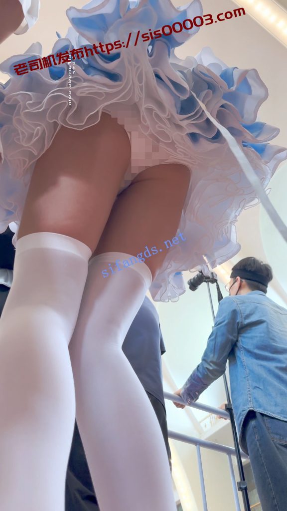 【永久专享】【KFC】顶级身材COSER蕾姆学生妹·过膝白丝婚纱短裙白内可爱【1V】【1.31G】 17