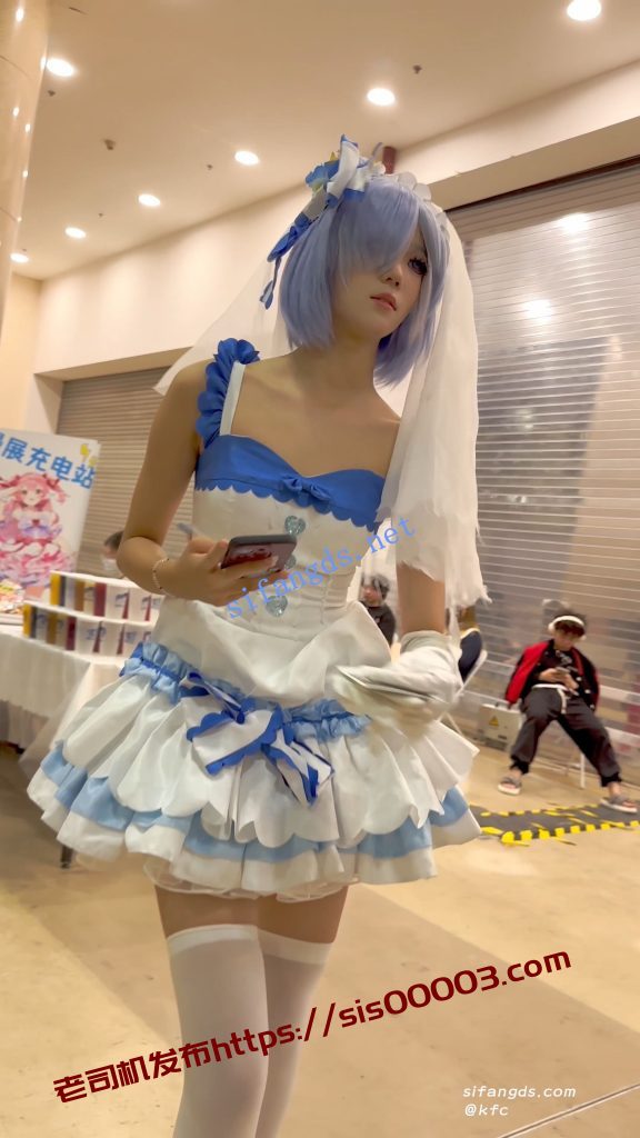 【永久专享】【KFC】顶级身材COSER蕾姆学生妹·过膝白丝婚纱短裙白内可爱【1V】【1.31G】 6