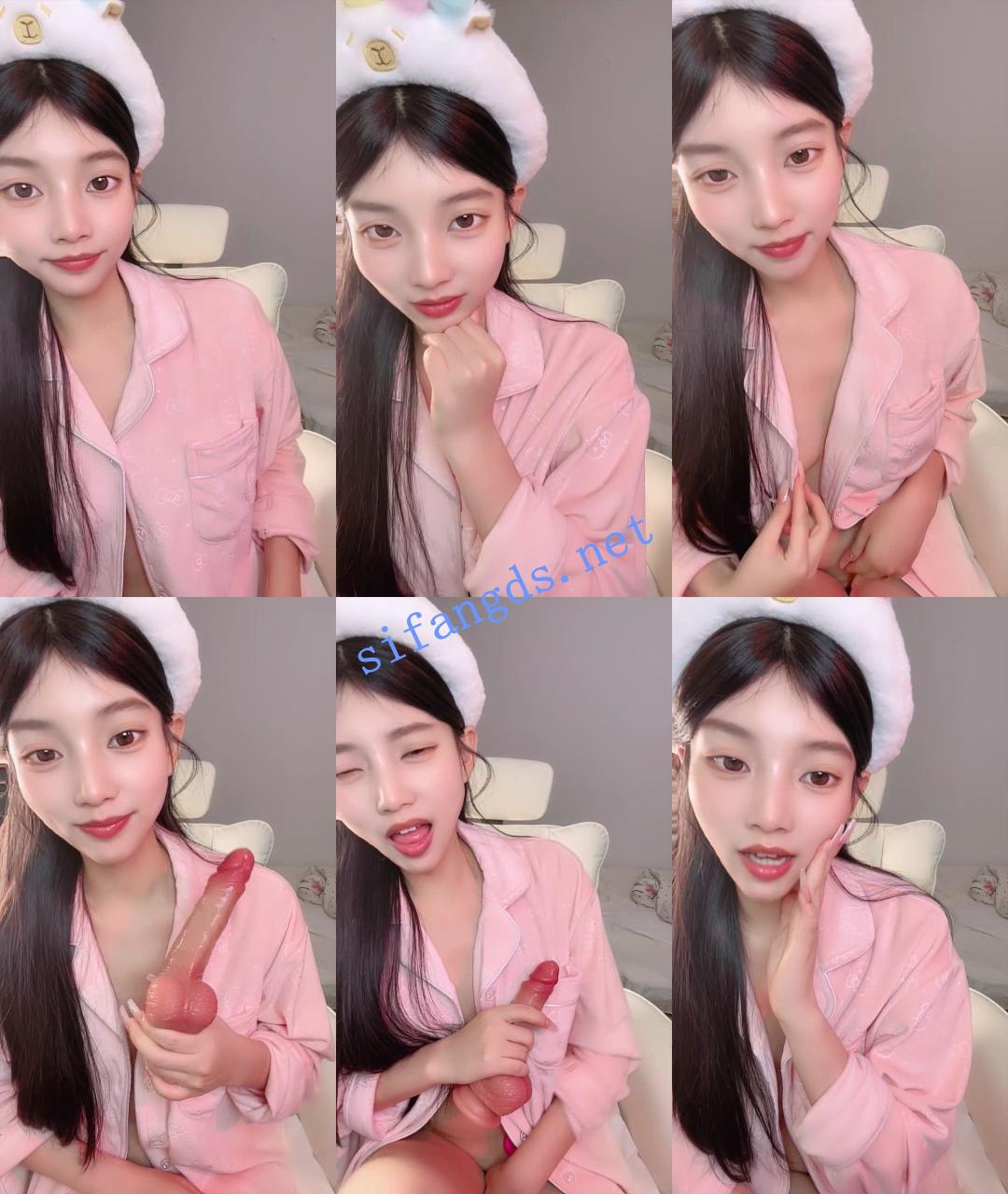 【一只包包张】清纯美乳校花~跳蛋塞逼~假阳具骑坐~尿尿 1