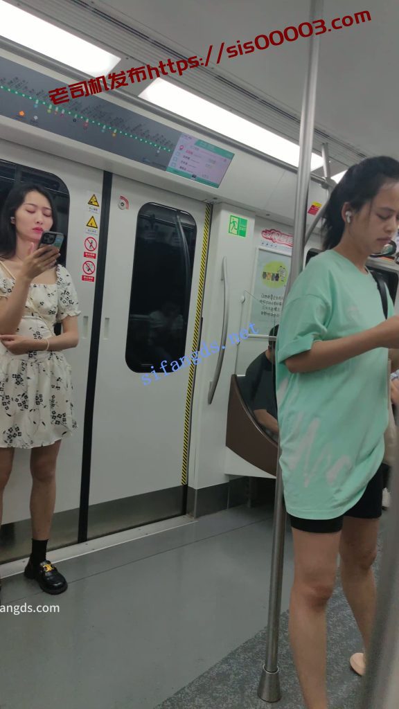 【CSCD】白色印花连衣裙小姐姐等地铁抄底，黑色内带翅膀【1V】【430M】 3