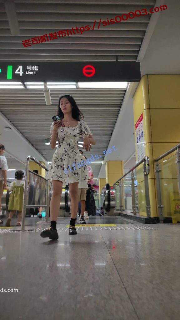 【CSCD】白色印花连衣裙小姐姐等地铁抄底，黑色内带翅膀【1V】【430M】 4