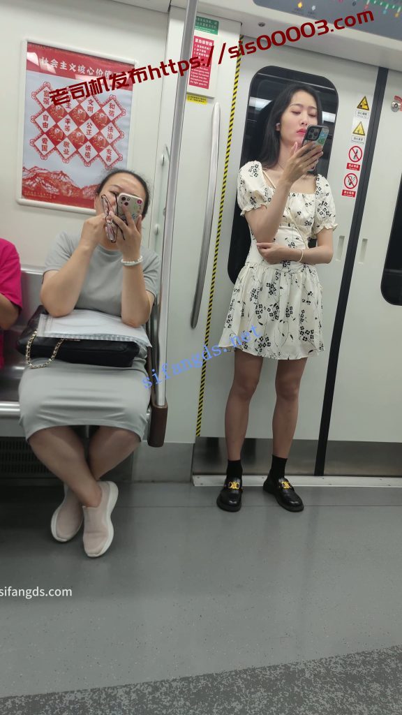 【CSCD】白色印花连衣裙小姐姐等地铁抄底，黑色内带翅膀【1V】【430M】 2