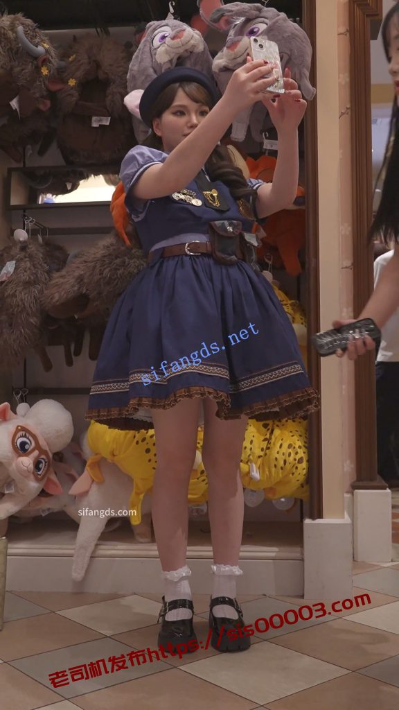 (BC-AA-583)兔耳警官服小姐姐逛街..蹲下自拍直接露内裤【1V】【299M】 4