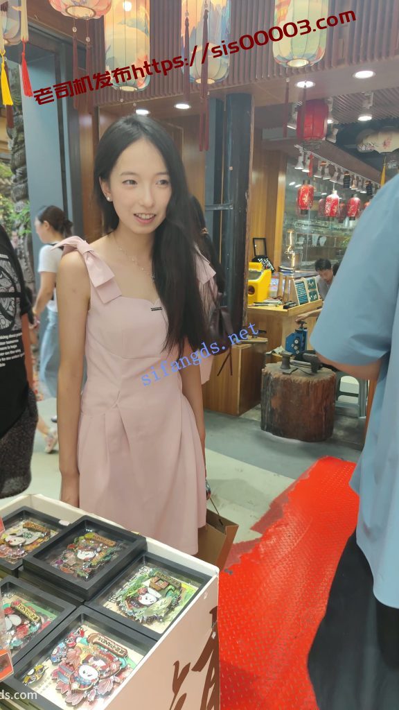 【CSCD】粉色连衣裙小姐姐和家人出来旅游，白色内内【1V】【970M】 4