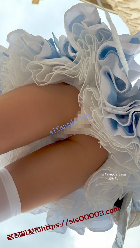 【永久专享】【KFC】顶级身材COSER蕾姆学生妹·过膝白丝婚纱短裙白内可爱【1V】【1.31G】 5