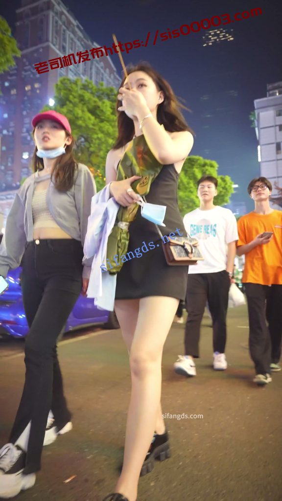 【永久专享】(BC-AA-579)黑色露肩裙靓女..逛街买小吃被前后CD窄内【1V】【776M】 4