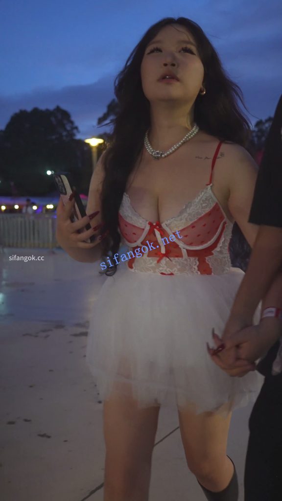 (BC-AA-625)蕾丝裙大胸美女拍照..裙子超短内裤几乎全露出【1V】【231M】 6