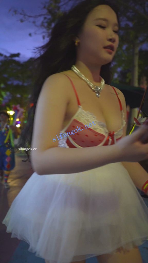 (BC-AA-625)蕾丝裙大胸美女拍照..裙子超短内裤几乎全露出【1V】【231M】 5