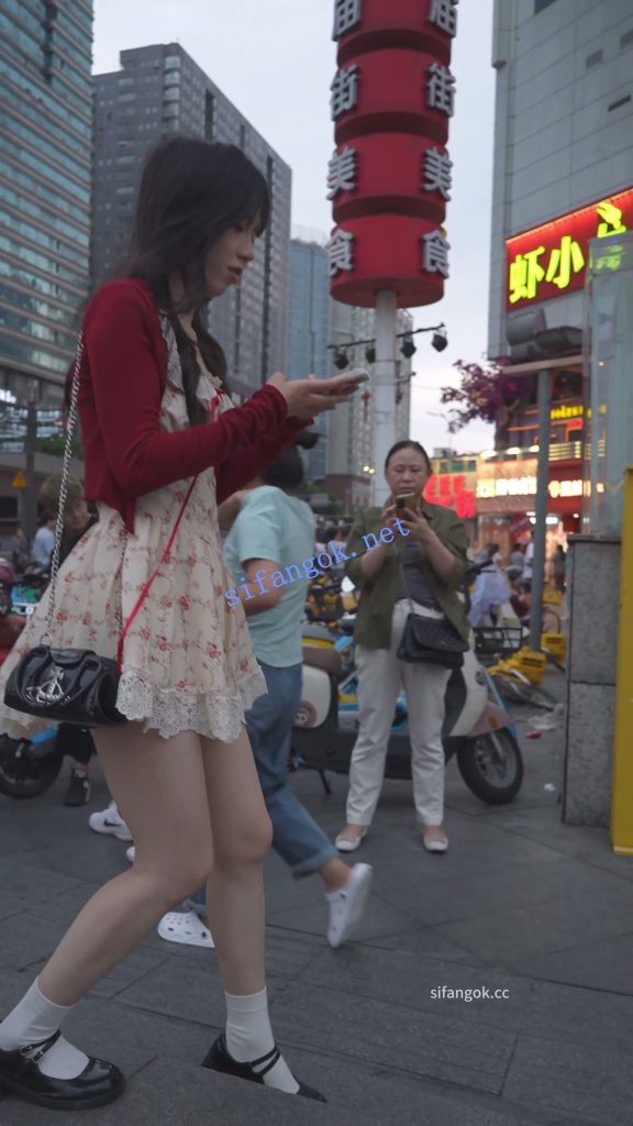 (BC-AA-648)超短蕾丝花裙小姐姐..裙摆被吹起露内裤..正面黑…【1V】【870M】 2