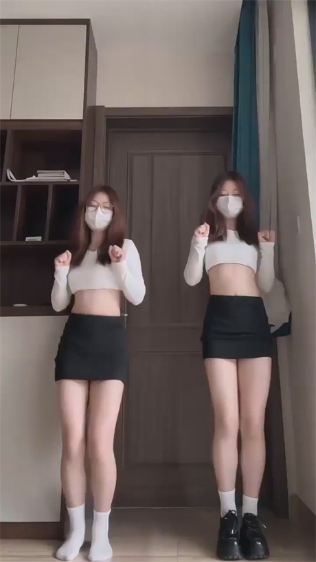 ❣️推荐❣️抖音学生妹【桃子】好身材大长腿，跟闺蜜一起宿舍跳舞，奶圆逼粉，身材紧致，年轻就是顶【12V】【215M】 5