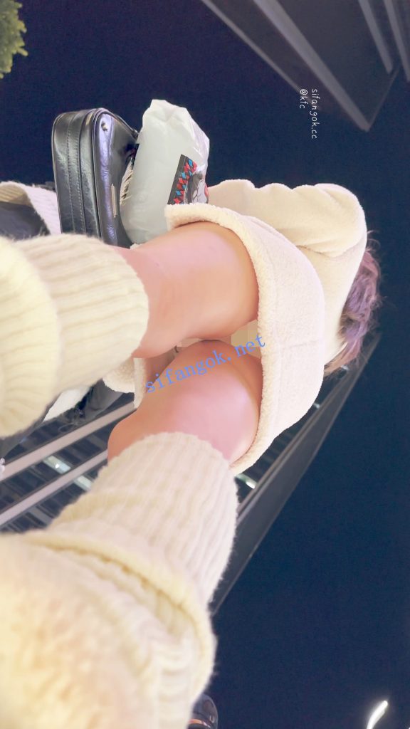 ⭐⭐⭐极品美女拍照穿露脐装·镜头前摆出性感姿势·白色内CD【1V】【1.79G】 18