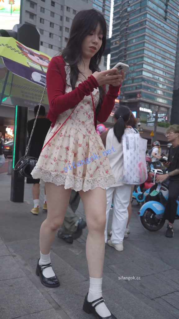 (BC-AA-648)超短蕾丝花裙小姐姐..裙摆被吹起露内裤..正面黑…【1V】【870M】 7
