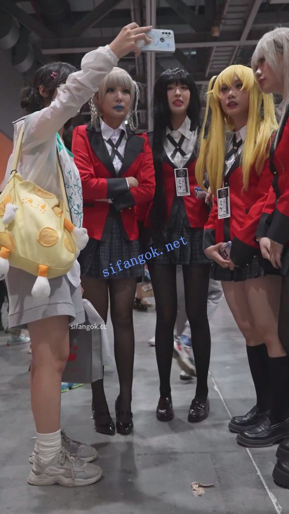 【xxn-357】四位制服coser组团逛展..可爱小姐姐黑丝白内被CD【1V】【360M】 3