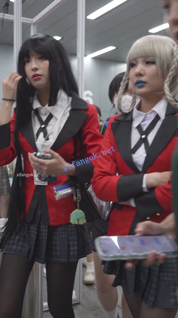 【xxn-357】四位制服coser组团逛展..可爱小姐姐黑丝白内被CD【1V】【360M】 4