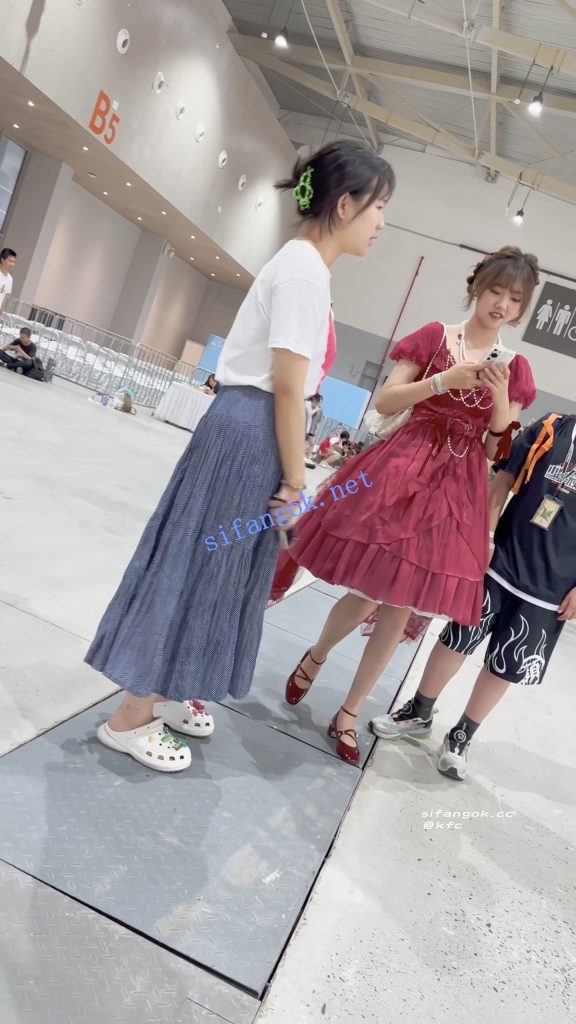 【KFC】学生妹跟着妈妈弟弟逛街·红色长裙白色一次性内微透【1V】【890M】 12