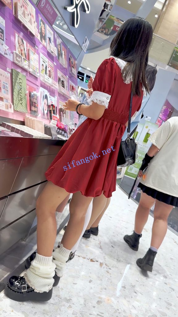 【KFC】长裙学生妹和舍友逛街·有说有笑毫无察觉身后被CD【1V】【1.37G】 8