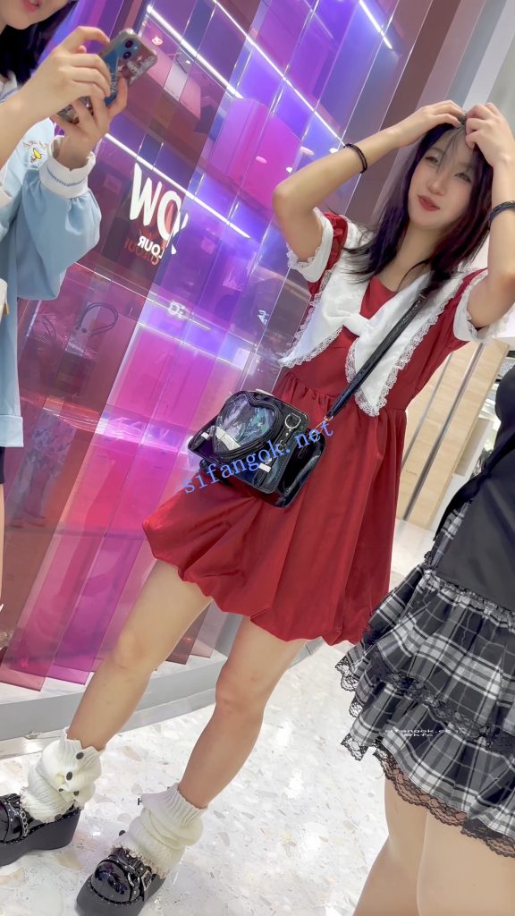 【KFC】长裙学生妹和舍友逛街·有说有笑毫无察觉身后被CD【1V】【1.37G】 3