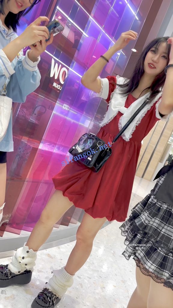 【KFC】长裙学生妹和舍友逛街·有说有笑毫无察觉身后被CD【1V】【1.37G】 11