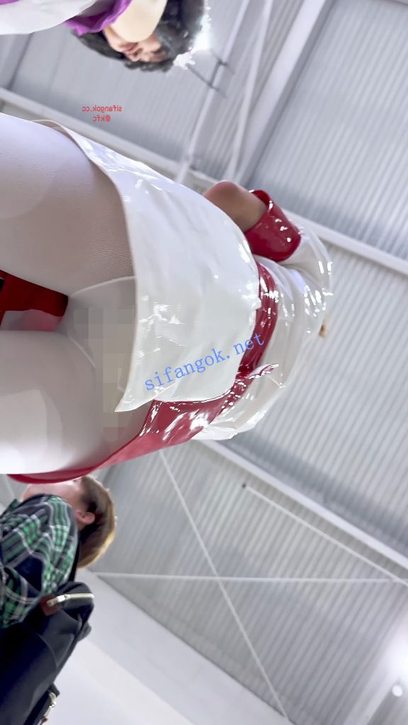 【KFC】新手学妹玩轮滑·一直扭动露出白丝屁股·真怕摔我怀里【1V】【517M】 12