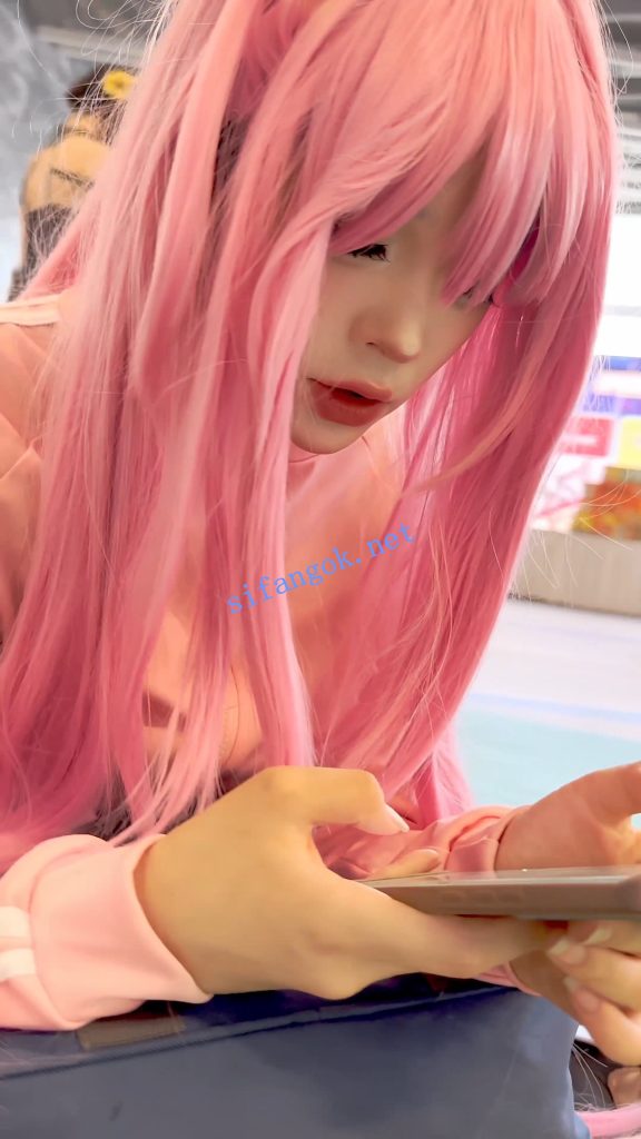 【KFC】超萌JK学生妹COSER·呆萌可爱眼神·短裙下穿了骚窄内【1V】【1.49G】 3