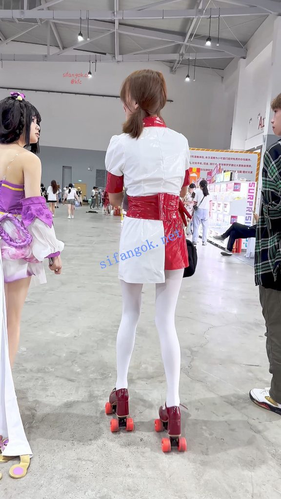 【KFC】新手学妹玩轮滑·一直扭动露出白丝屁股·真怕摔我怀里【1V】【517M】 5
