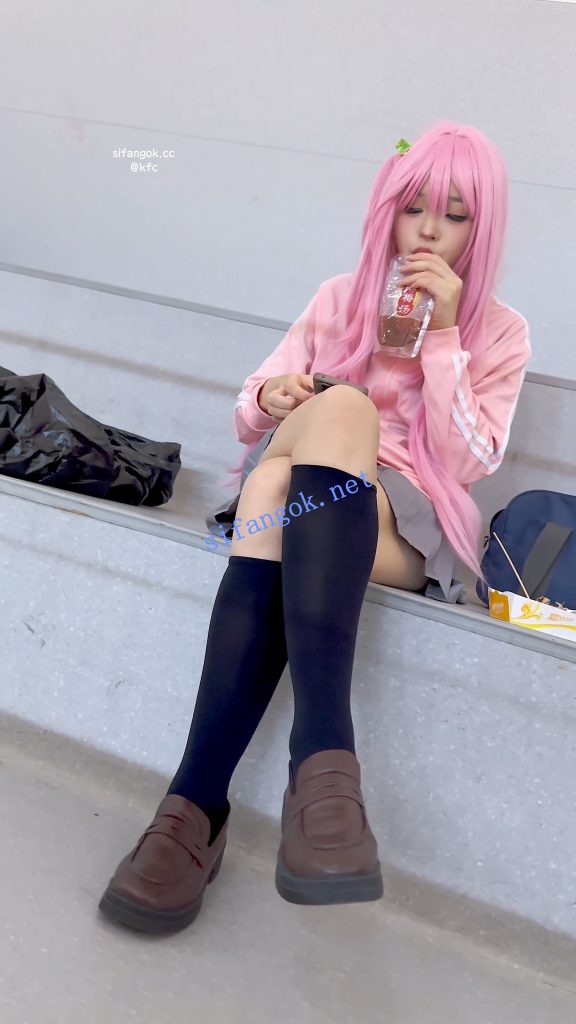 【KFC】超萌JK学生妹COSER·呆萌可爱眼神·短裙下穿了骚窄内【1V】【1.49G】 2