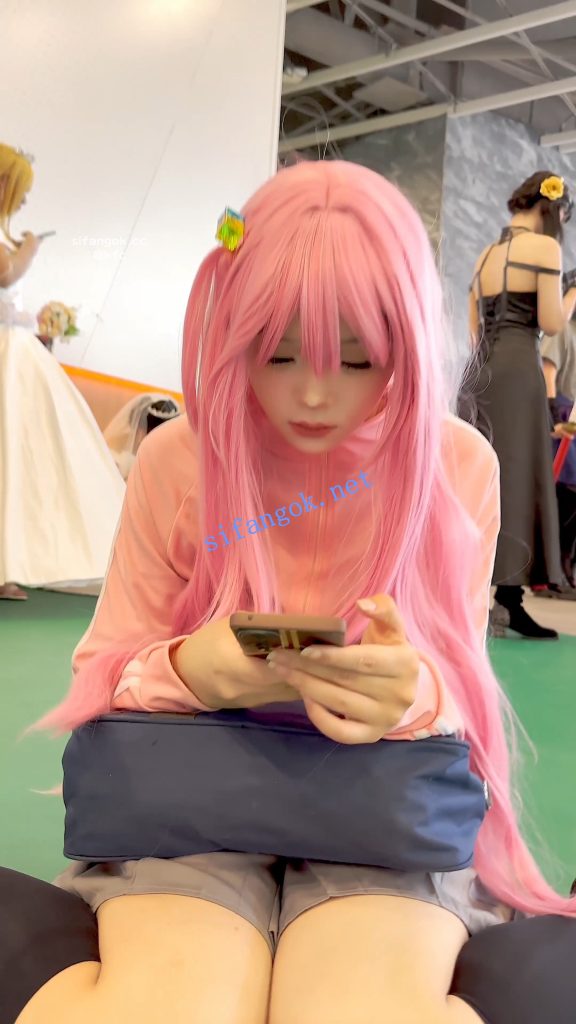【KFC】超萌JK学生妹COSER·呆萌可爱眼神·短裙下穿了骚窄内【1V】【1.49G】 8