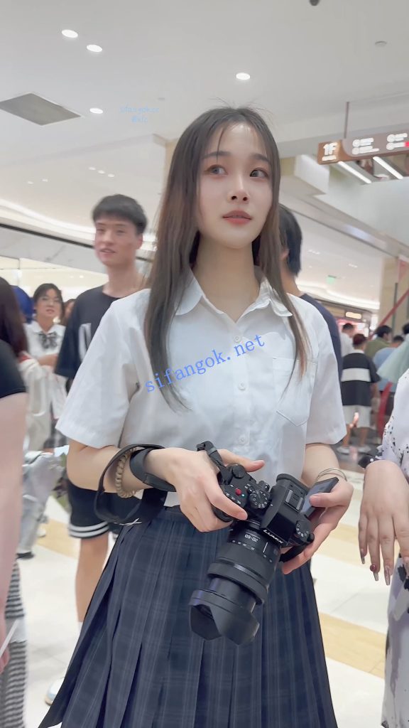 【KFC】JK制服摄影师·翘起屁股专注拍摄·粉色窄内也在被我拍【1V】【1.46G】 1