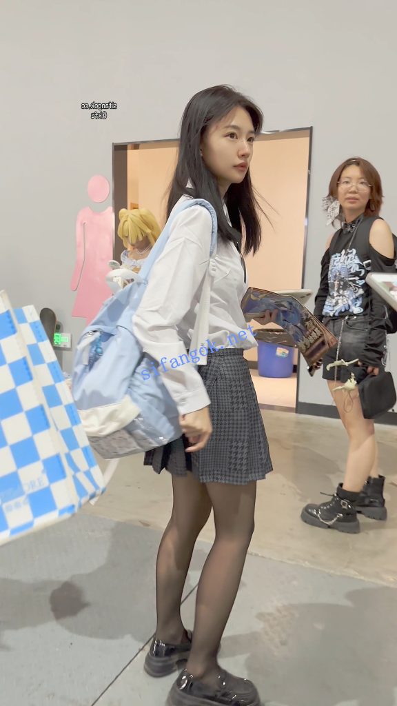 【KFC】制服JK气质学生妹和闺蜜逛街·短裙黑丝袜白内前后CD【1V】【315M】 6