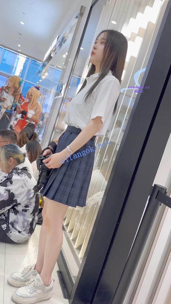 【KFC】JK制服摄影师·翘起屁股专注拍摄·粉色窄内也在被我拍【1V】【1.46G】 13