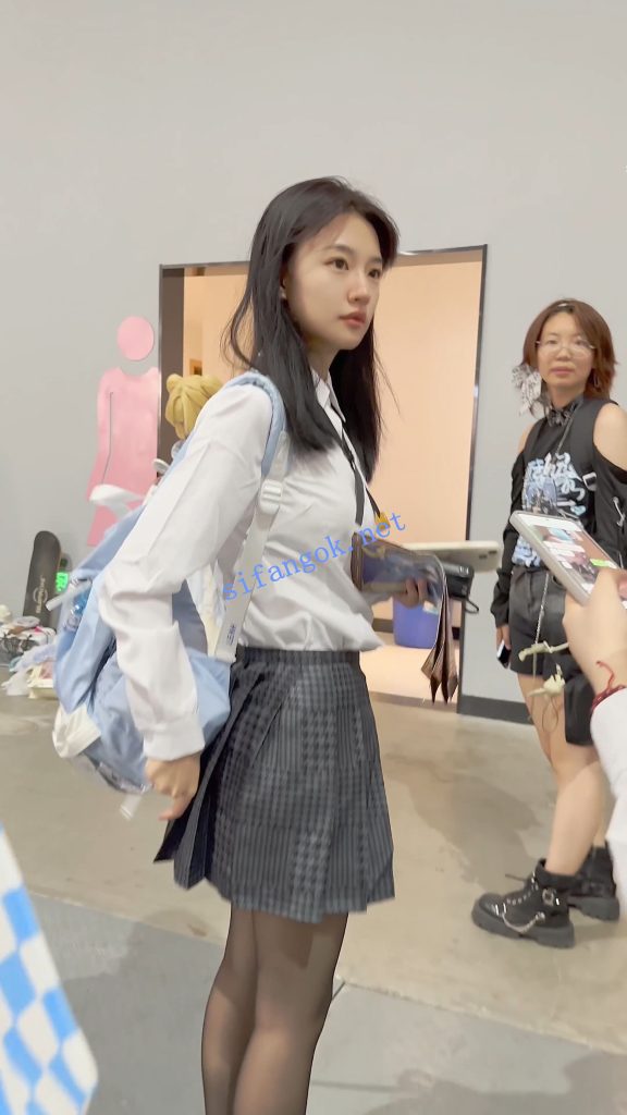 【KFC】制服JK气质学生妹和闺蜜逛街·短裙黑丝袜白内前后CD【1V】【315M】 5