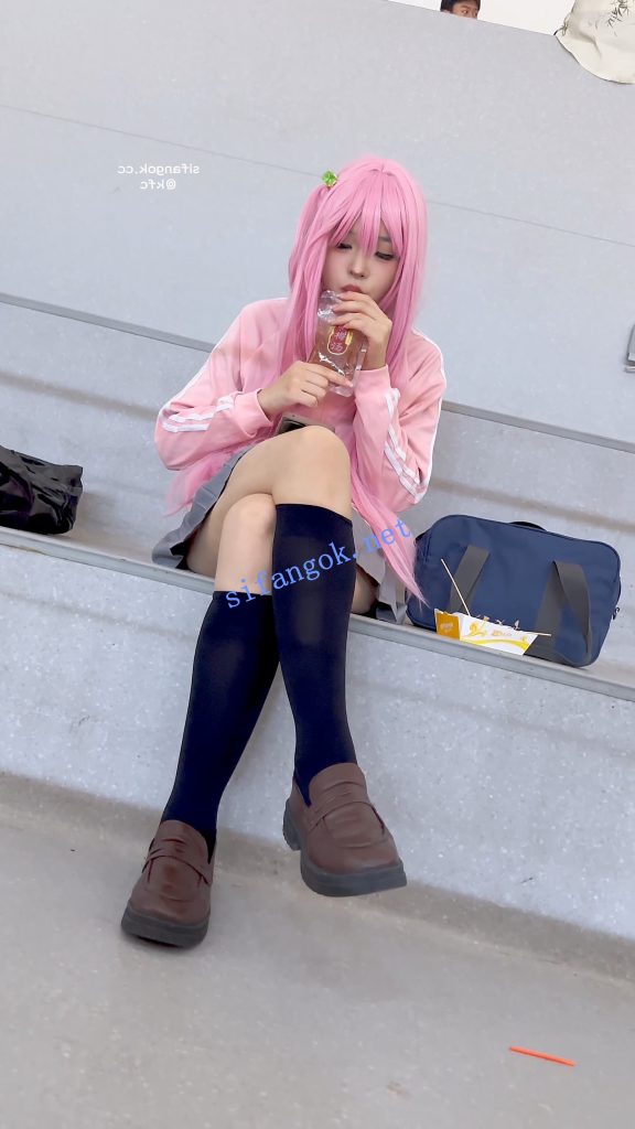【KFC】超萌JK学生妹COSER·呆萌可爱眼神·短裙下穿了骚窄内【1V】【1.49G】 9
