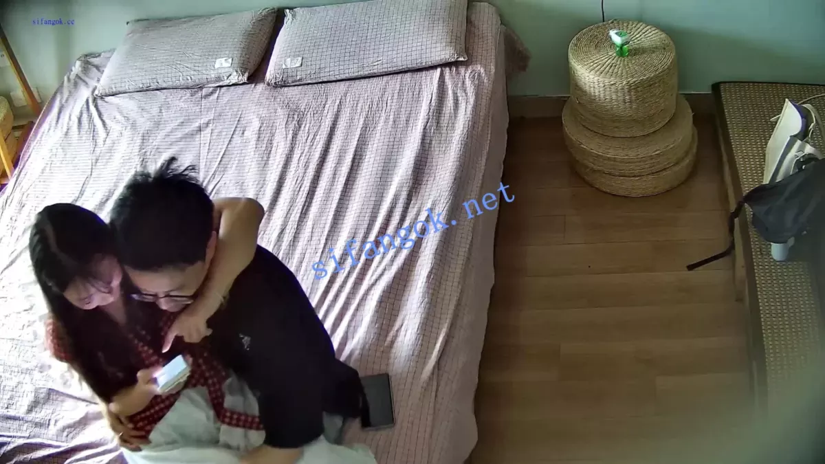 酒店偷拍5月❤长腿软妹让男友压倒操穴 1