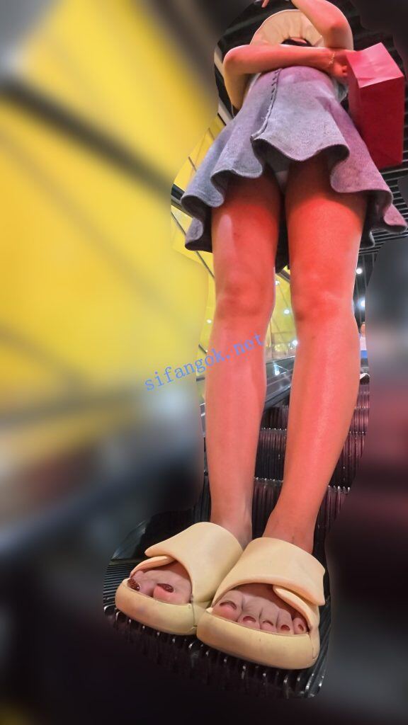 『D·D』-241-蒙面女郎裙摆飞扬，屁股浑圆Q弹，白窄内嵌入… 7