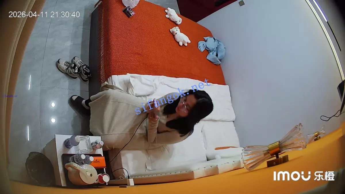 酒店偷拍❤粉色衣服眼睛婊被男友按住头把她口当穴用 11