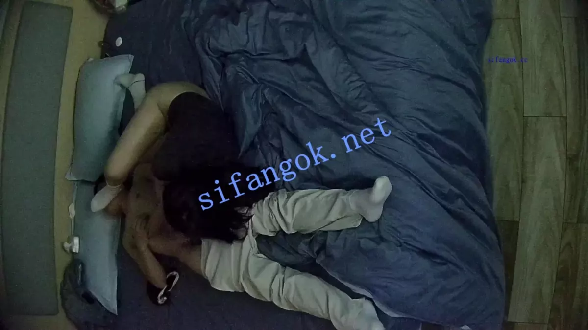 酒店偷拍5月❤白袜眼睛婊一边让男友闻臭脚一边撸他鸡巴 5