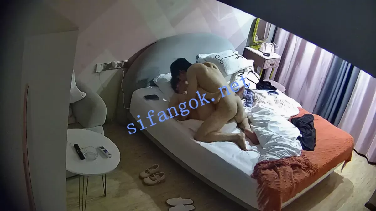 酒店偷拍❤穿粉色可爱长裙少女被男友带到酒店操穴多次 3