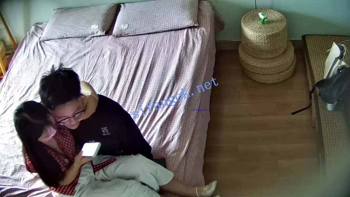 酒店偷拍5月❤长腿软妹让男友压倒操穴 2