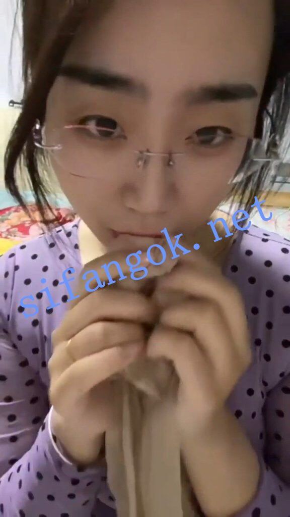 快手超骚眼镜妹 豆奶粉 丝袜塞B 疯狂攻击蜜豆 自慰喷多水【2V】【804M】 7