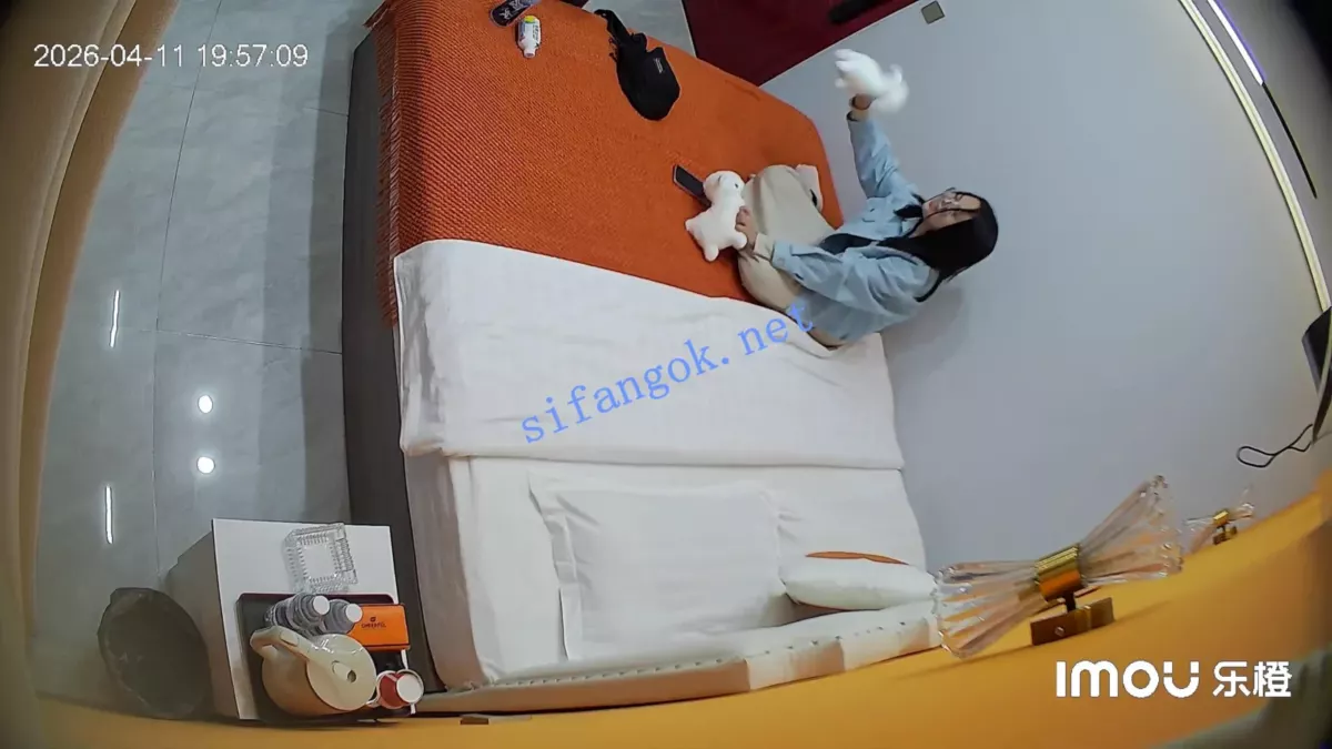 酒店偷拍❤粉色衣服眼睛婊被男友按住头把她口当穴用 17