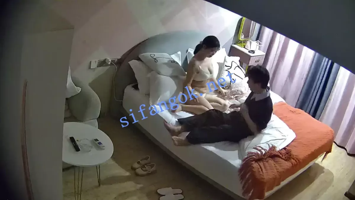 酒店偷拍❤穿粉色可爱长裙少女被男友带到酒店操穴多次 7