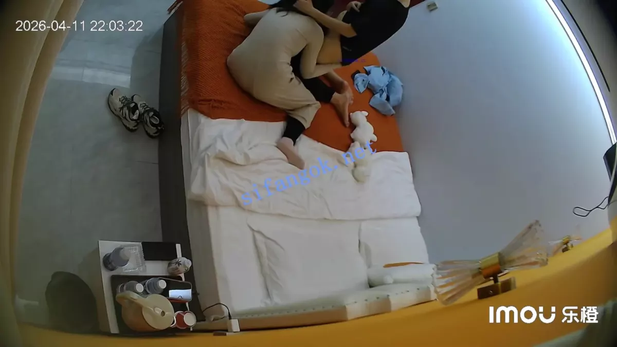 酒店偷拍❤粉色衣服眼睛婊被男友按住头把她口当穴用 6