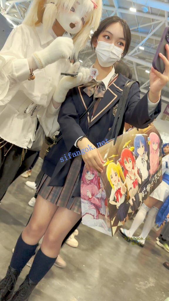 【KFC】制服学生妹展厅和COSER自拍·短裙透明丝袜白内 2