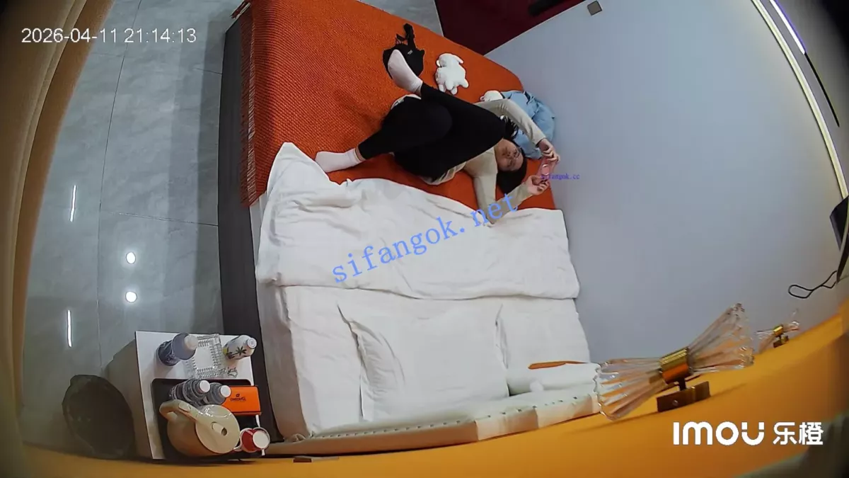 酒店偷拍❤粉色衣服眼睛婊被男友按住头把她口当穴用 12