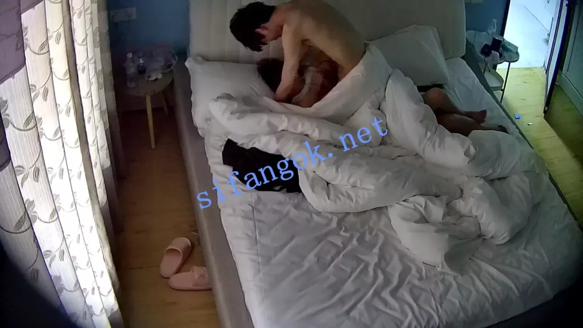 酒店偷拍6月❤高冷御姐被男友推倒狂操她的嫩穴 11