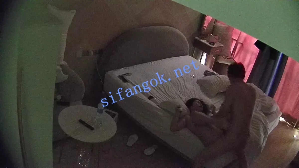 酒店偷拍❤穿粉色可爱长裙少女被男友带到酒店操穴多次 14