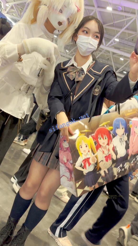 【KFC】制服学生妹展厅和COSER自拍·短裙透明丝袜白内 7