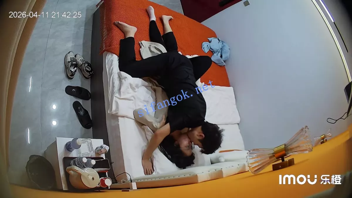 酒店偷拍❤粉色衣服眼睛婊被男友按住头把她口当穴用 9